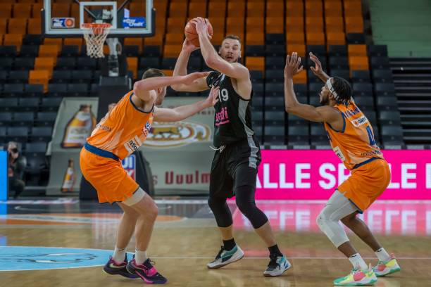 通过与其他 通过与其他